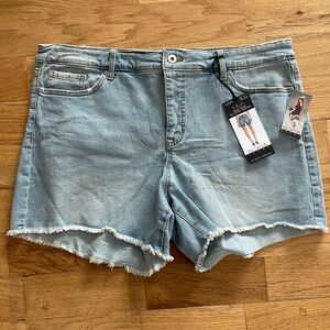 Sofia mid rise size 16 shorts